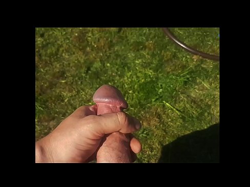 ❤️ O bunăciune fierbinte își face sex cu păsărica roz și ejaculează cu un squirt într-o grădină de vară ☑ at ro.sexafinkarasskaz.ru