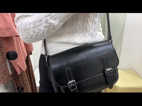 ❤️ Masturbarea în public a tinerei târfe FeralBerry cu un dildo în cabina de probă ☑ at ro.sexafinkarasskaz.ru